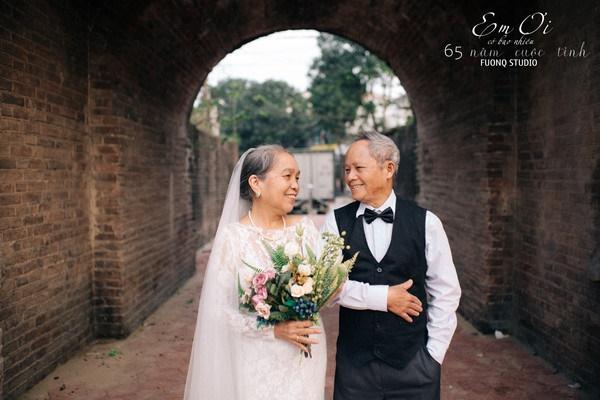 Phát sốt bộ ảnh kỉ niệm 65 năm ngày cưới của cặp vợ chồng già: Ông ngày nào cũng hỏi bà có còn yêu anh không?-10