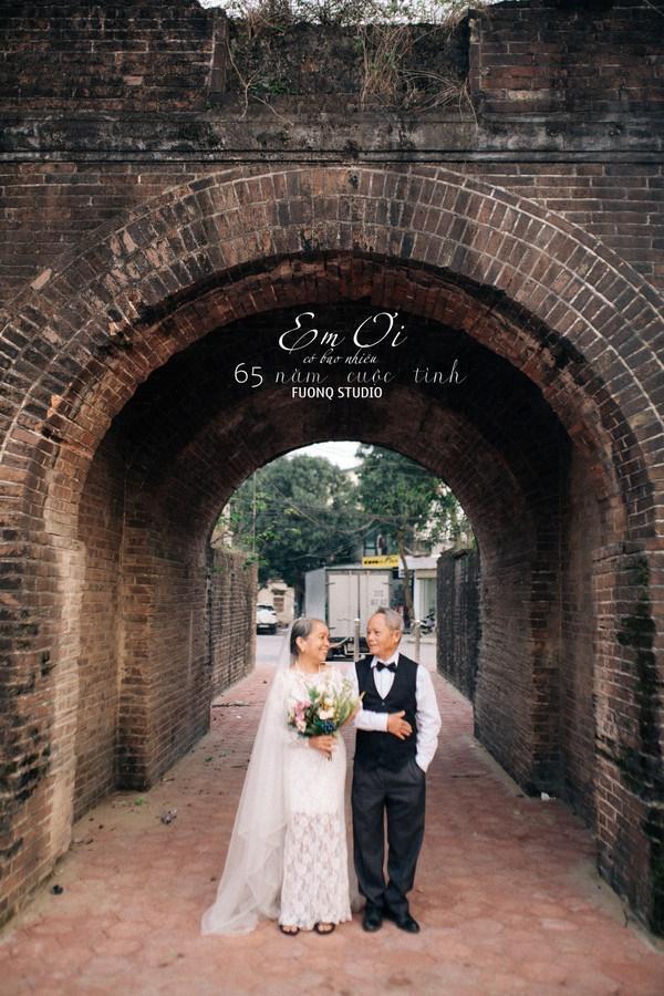 Phát sốt bộ ảnh kỉ niệm 65 năm ngày cưới của cặp vợ chồng già: Ông ngày nào cũng hỏi bà có còn yêu anh không?-12