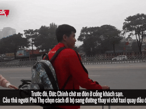 Clip: Cầu thủ tuyển Việt Nam tay xách nách mang về quê ăn Tết cùng gia đình