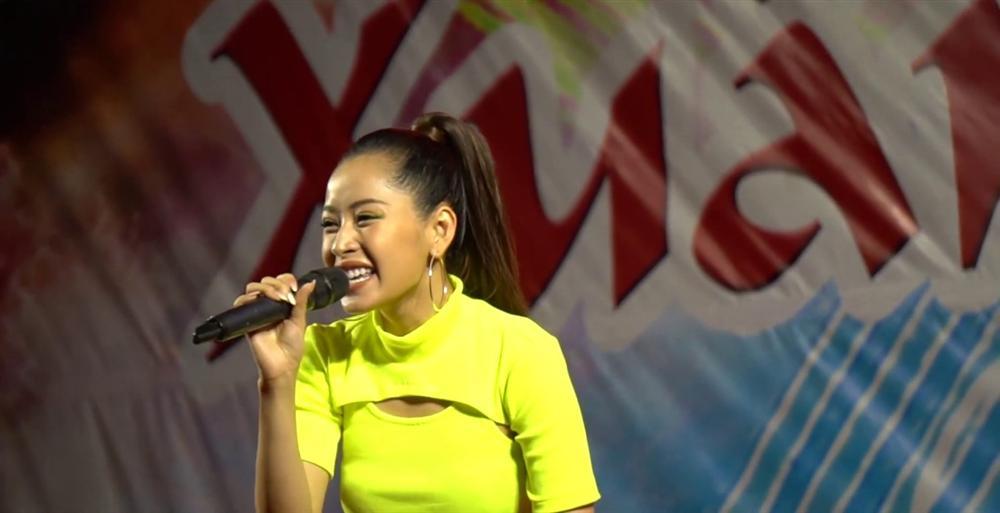 Chi Pu vẫn hát và nhảy cực sung dù gặp sự cố mic không lên tiếng-1