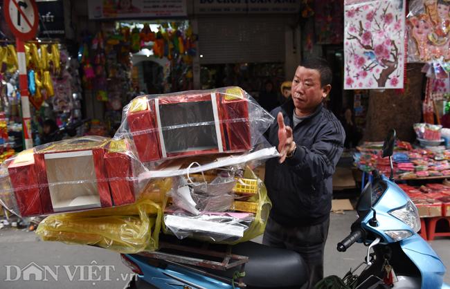 Ảnh: Khách Tây thích thú ngắm đồ lễ tiễn ông Táo trên phố Hàng Mã-1