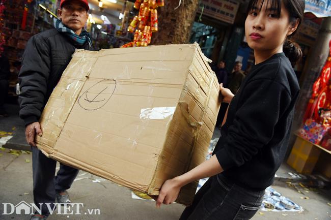 Ảnh: Khách Tây thích thú ngắm đồ lễ tiễn ông Táo trên phố Hàng Mã-11