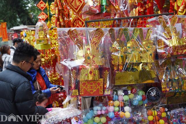 Ảnh: Khách Tây thích thú ngắm đồ lễ tiễn ông Táo trên phố Hàng Mã-7