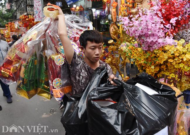 Ảnh: Khách Tây thích thú ngắm đồ lễ tiễn ông Táo trên phố Hàng Mã-9