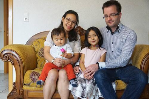 Chàng kỹ sư Đức mang ánh sáng cuộc đời đến cô gái Việt nghèo-1