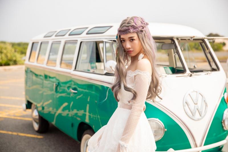 Hari Won hoá cô gái di gan, đầy mộng mị với tạo hình mới lạ-1