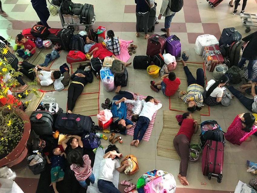 Người dân ùn ùn đổ về quê, đường Hà Nội tắc nghẽn nghiêm trọng-16