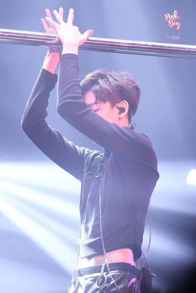 Trang phục diễn nữ tính, gợi cảm của dàn mỹ nam Hàn Quốc-4