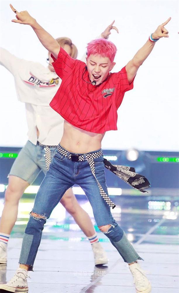 Trang phục diễn nữ tính, gợi cảm của dàn mỹ nam Hàn Quốc-7