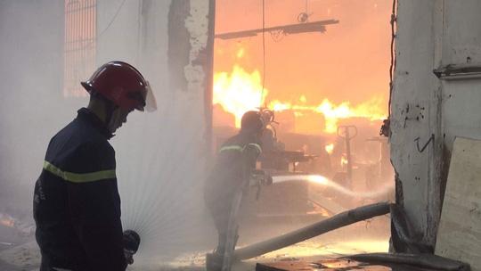 Lửa bao trùm công ty gỗ ở Bình Dương, công nhân chạy tán loạn-1