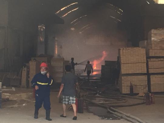 Lửa bao trùm công ty gỗ ở Bình Dương, công nhân chạy tán loạn-2