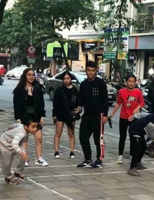 Vừa về nước, Hà Đức Chinh thân thiết bên bạn gái tin đồn-3