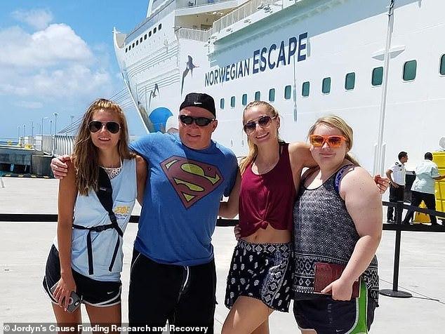 Sau chuyến du lịch cùng gia đình, cô gái 15 tuổi bị mù mắt bí ẩn-1