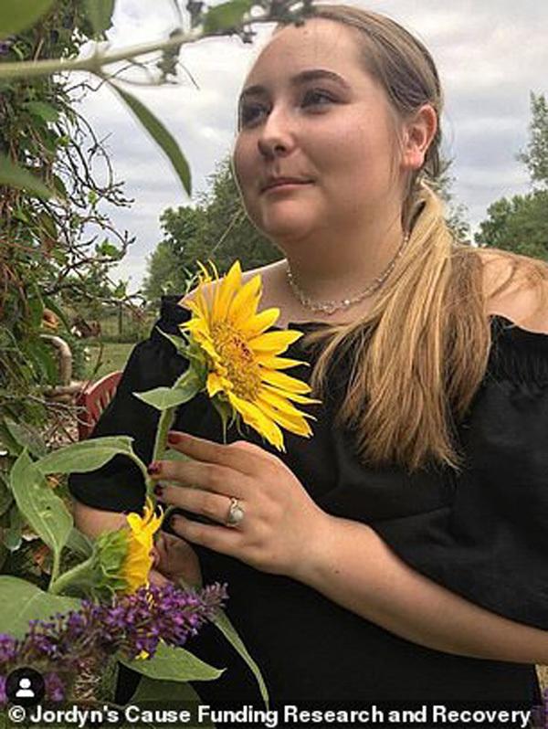 Sau chuyến du lịch cùng gia đình, cô gái 15 tuổi bị mù mắt bí ẩn-3