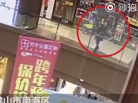 Áp lực tài chính, người đàn ông vô cớ ném bé 3 tuổi từ tầng 3 siêu thị