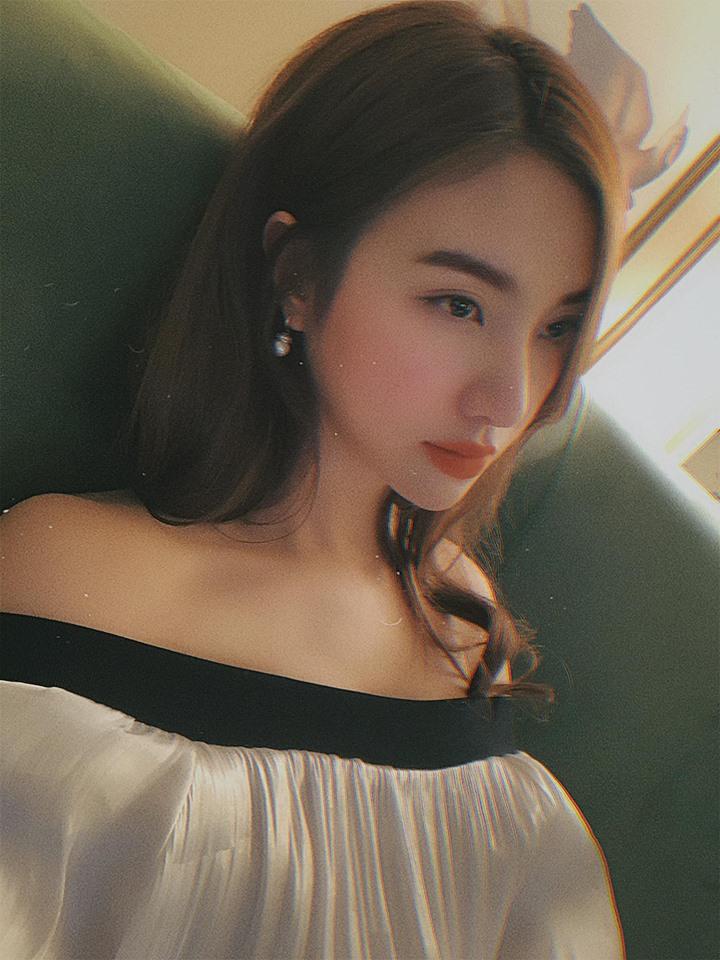 Hạnh phúc được bạn trai Quang Hải tháp tùng đi diễn, Nhật Lê chẳng ngại mà công khai ảnh tự dìm bản thân-4