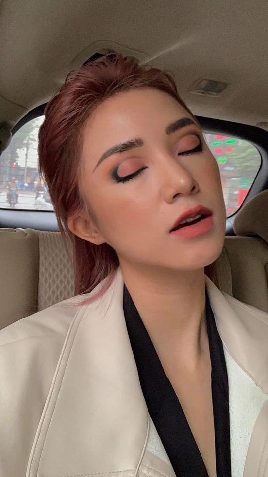 Hạnh phúc được bạn trai Quang Hải tháp tùng đi diễn, Nhật Lê chẳng ngại mà công khai ảnh tự dìm bản thân-8