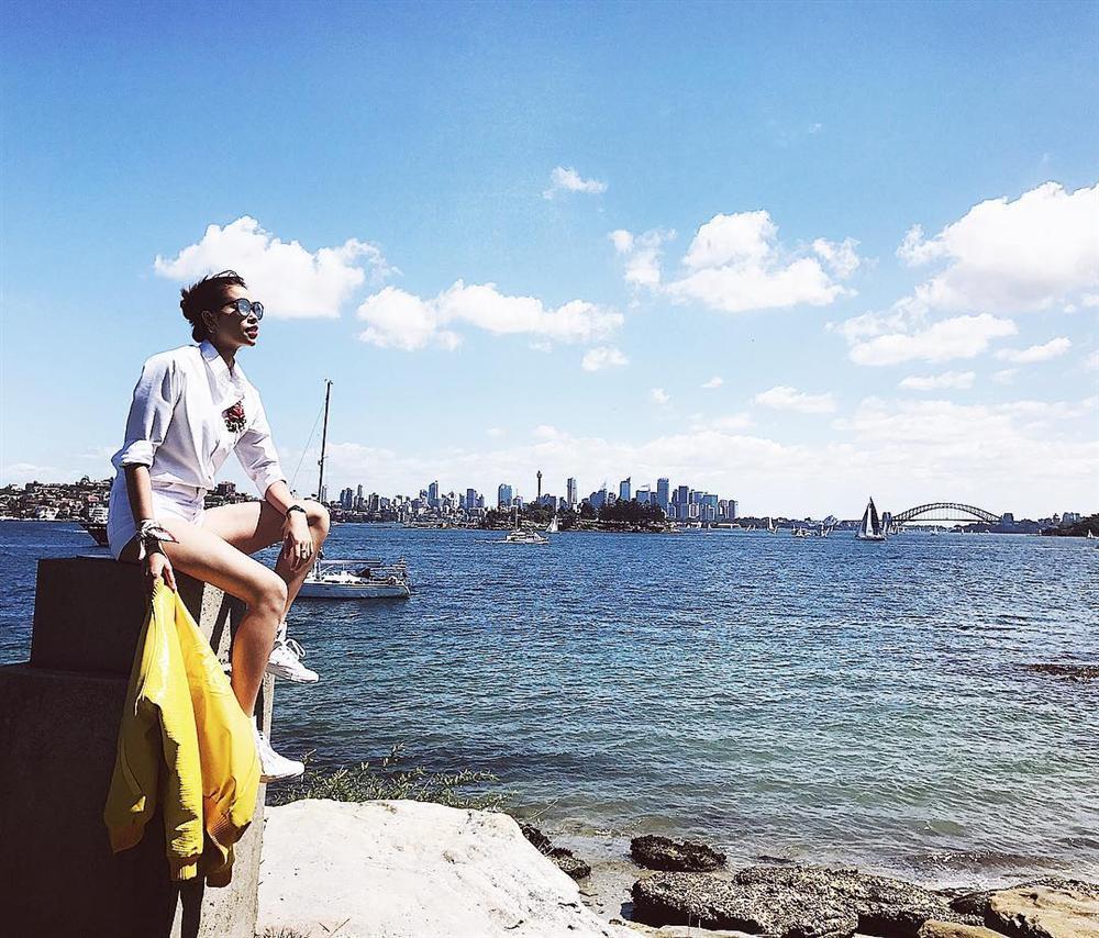 Phạm Hương khoe ảnh đi du hí, dân tình lại chỉ quan tâm: Chị đẻ lâu chưa?-1