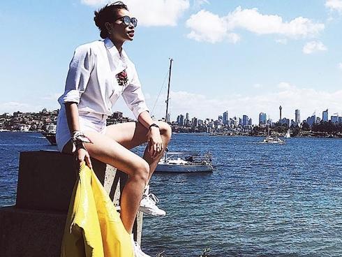 Phạm Hương khoe ảnh đi du hí, dân tình lại chỉ quan tâm: 'Chị đẻ lâu chưa?'