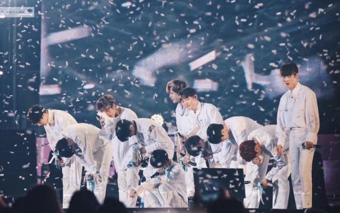 Nhiều nghệ sĩ nổi tiếng đến xem đêm nhạc cuối cùng của WANNA ONE-1