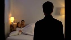 Chồng đi vắng, vợ đưa nhân tình về mặn nồng trên giường cưới