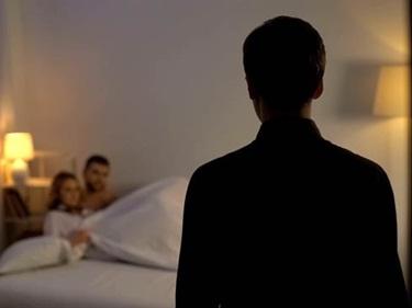 Chồng đi vắng, vợ đưa nhân tình về mặn nồng trên giường cưới