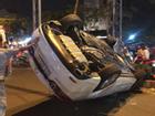 TP.HCM: Tài xế lái ôtô lật ngửa ở Sài Gòn phản ứng khi bị test ma túy