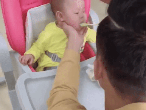 'Đảm việc nước giỏi việc nhà' như đội trưởng Quế Ngọc Hải, bảo sao bà xã hoa khôi lại yêu đến vậy