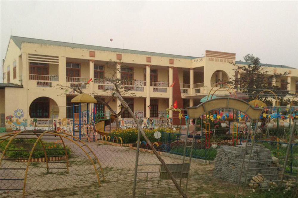 Bé trai 3 tuổi tử vong ở trường mầm non do sợi dây ở cổ áo ấm-1