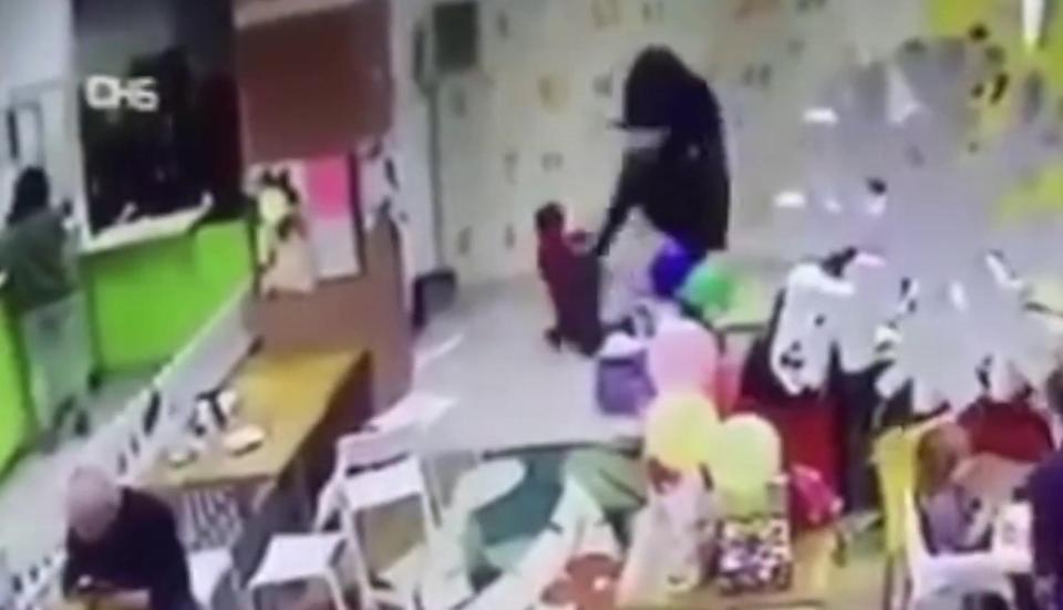 Bà mẹ nổi tiếng về dạy con bị bắt quả tang ngược đãi con mình-1