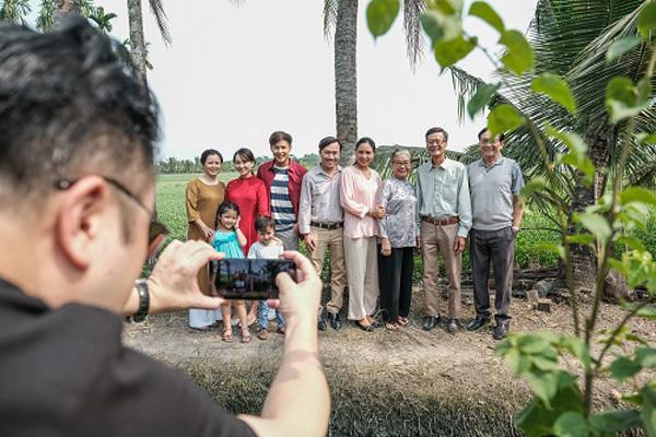 Hậu trường Đem yêu thương về đón Tết quay bằng smartphone Huawei-5