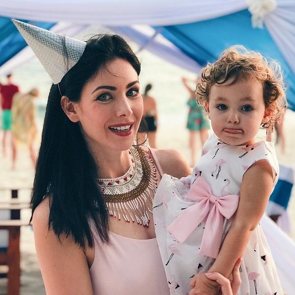 ĐẸP CŨNG PHẢI DO DI TRUYỀN: Mẹ là Hoa hậu Hoàn vũ - bố là Nam vương Quốc tế, bảo sao cô bé này xinh như thiên thần-6