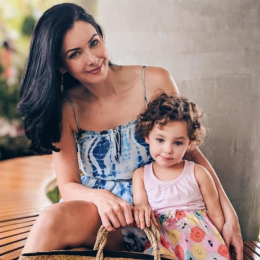 ĐẸP CŨNG PHẢI DO DI TRUYỀN: Mẹ là Hoa hậu Hoàn vũ - bố là Nam vương Quốc tế, bảo sao cô bé này xinh như thiên thần-7