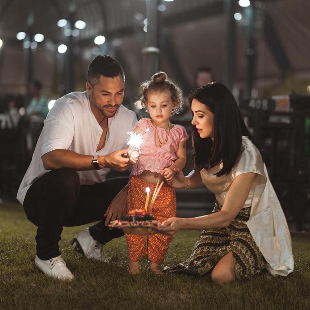 ĐẸP CŨNG PHẢI DO DI TRUYỀN: Mẹ là Hoa hậu Hoàn vũ - bố là Nam vương Quốc tế, bảo sao cô bé này xinh như thiên thần-9