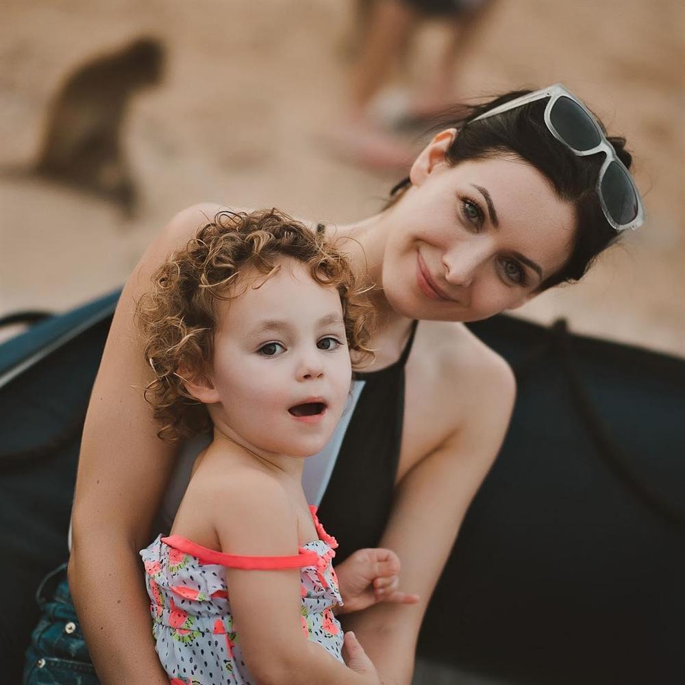 ĐẸP CŨNG PHẢI DO DI TRUYỀN: Mẹ là Hoa hậu Hoàn vũ - bố là Nam vương Quốc tế, bảo sao cô bé này xinh như thiên thần-10