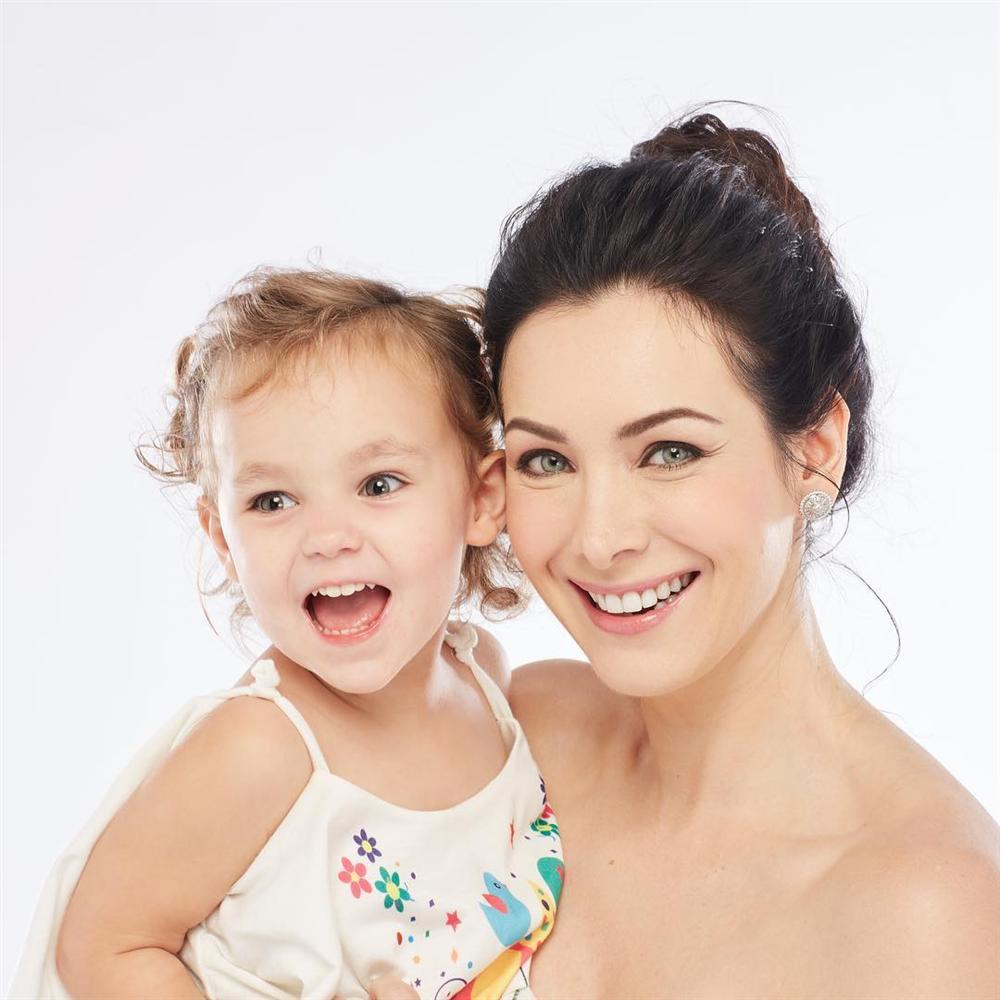 ĐẸP CŨNG PHẢI DO DI TRUYỀN: Mẹ là Hoa hậu Hoàn vũ - bố là Nam vương Quốc tế, bảo sao cô bé này xinh như thiên thần-11