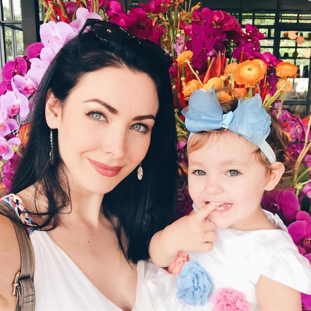 ĐẸP CŨNG PHẢI DO DI TRUYỀN: Mẹ là Hoa hậu Hoàn vũ - bố là Nam vương Quốc tế, bảo sao cô bé này xinh như thiên thần-12