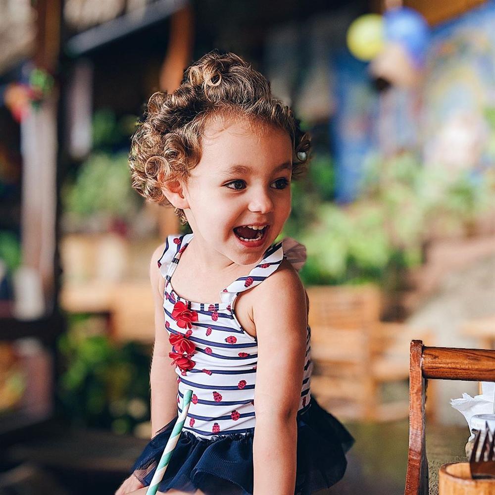 ĐẸP CŨNG PHẢI DO DI TRUYỀN: Mẹ là Hoa hậu Hoàn vũ - bố là Nam vương Quốc tế, bảo sao cô bé này xinh như thiên thần-14