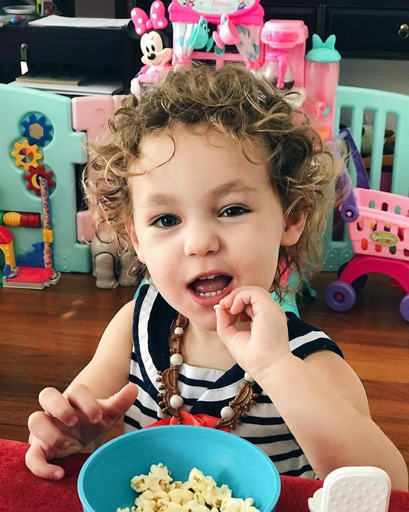 ĐẸP CŨNG PHẢI DO DI TRUYỀN: Mẹ là Hoa hậu Hoàn vũ - bố là Nam vương Quốc tế, bảo sao cô bé này xinh như thiên thần-13