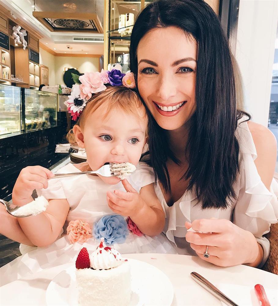 ĐẸP CŨNG PHẢI DO DI TRUYỀN: Mẹ là Hoa hậu Hoàn vũ - bố là Nam vương Quốc tế, bảo sao cô bé này xinh như thiên thần-15