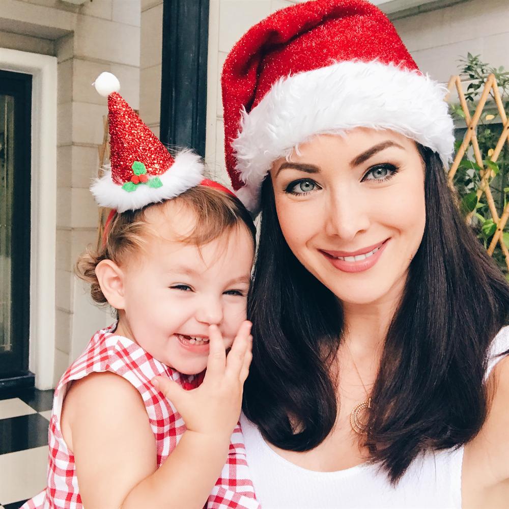 ĐẸP CŨNG PHẢI DO DI TRUYỀN: Mẹ là Hoa hậu Hoàn vũ - bố là Nam vương Quốc tế, bảo sao cô bé này xinh như thiên thần-16