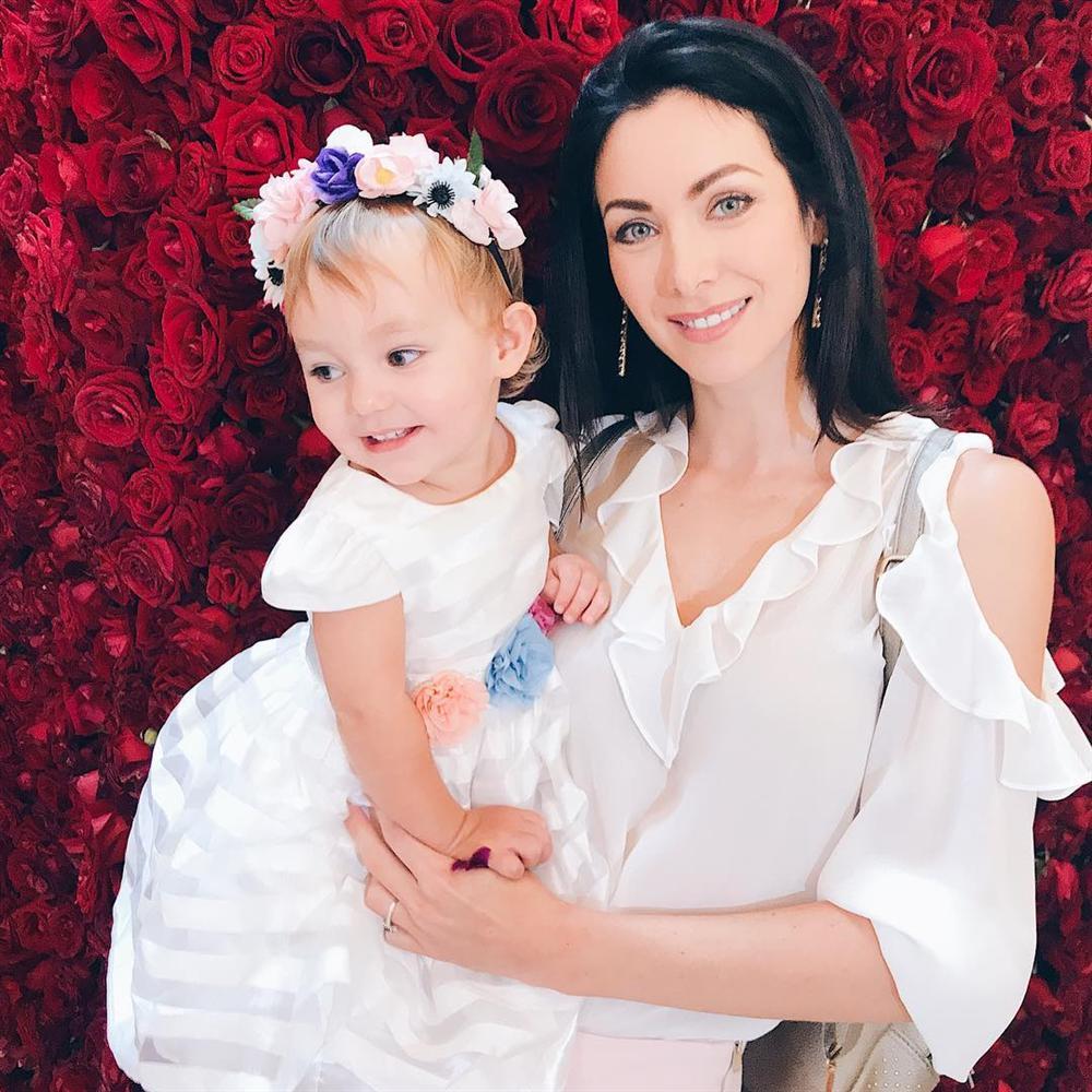 ĐẸP CŨNG PHẢI DO DI TRUYỀN: Mẹ là Hoa hậu Hoàn vũ - bố là Nam vương Quốc tế, bảo sao cô bé này xinh như thiên thần-17