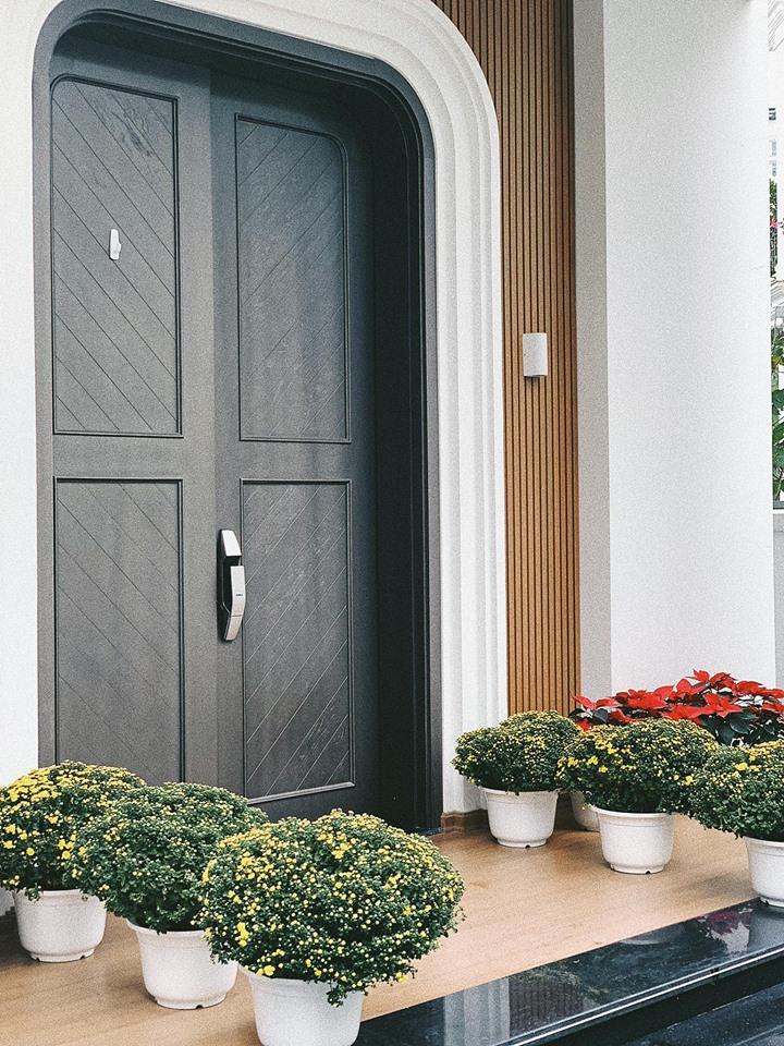 Chỉ là khoe Tết đến cửa thôi mà Á hậu Tú Anh khiến dân tình trầm trồ: Nhà ở đâu sang chảnh thế?-1