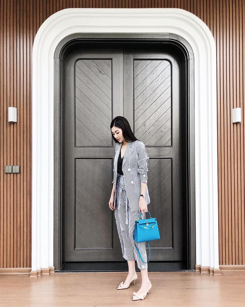 Chỉ là khoe Tết đến cửa thôi mà Á hậu Tú Anh khiến dân tình trầm trồ: Nhà ở đâu sang chảnh thế?-12