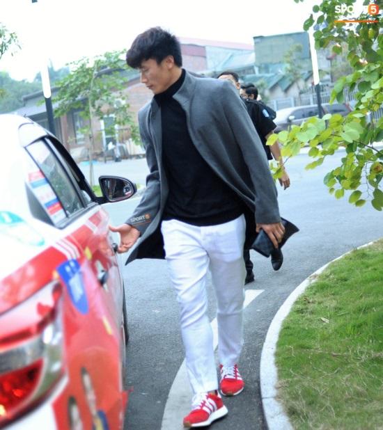 Nghỉ xả hơi: Bùi Tiến Dũng dùng ví 17 triệu, Quế Ngọc Hải đi giày 18 triệu du xuân-2