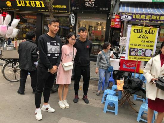 Nghỉ xả hơi: Bùi Tiến Dũng dùng ví 17 triệu, Quế Ngọc Hải đi giày 18 triệu du xuân-3