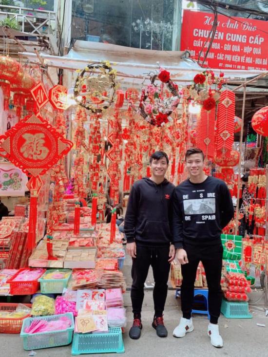 Nghỉ xả hơi: Bùi Tiến Dũng dùng ví 17 triệu, Quế Ngọc Hải đi giày 18 triệu du xuân-4