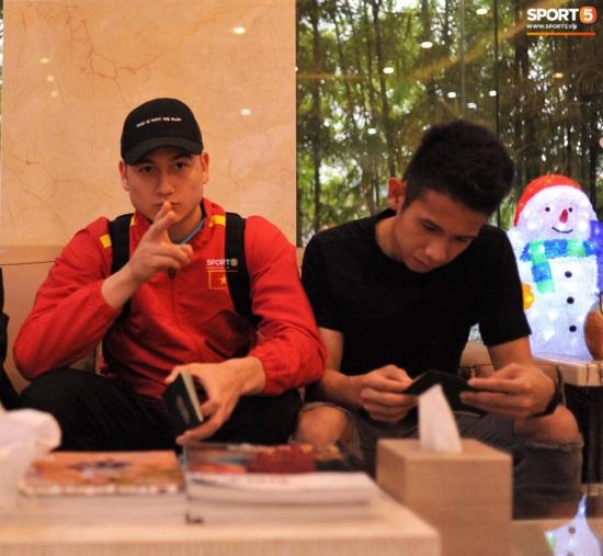 Nghỉ xả hơi: Bùi Tiến Dũng dùng ví 17 triệu, Quế Ngọc Hải đi giày 18 triệu du xuân-6