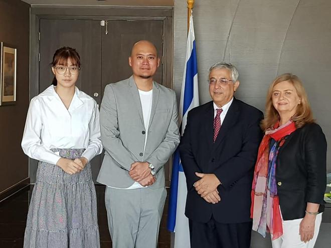 Nữ ca sĩ trẻ Thái Lan cầu xin sự tha thứ vì diện áo nhạy cảm-2