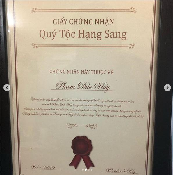 Hoàng tử Đức Huy hạnh phúc khoe huân chương và giấy chứng nhận Quý tộc hạng sang fan dành tặng-4